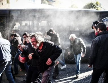 Ένταση με διαδηλωτές έξω από το Μαξίμου στο πανεκπαιδευτικό συλλαλητήριο